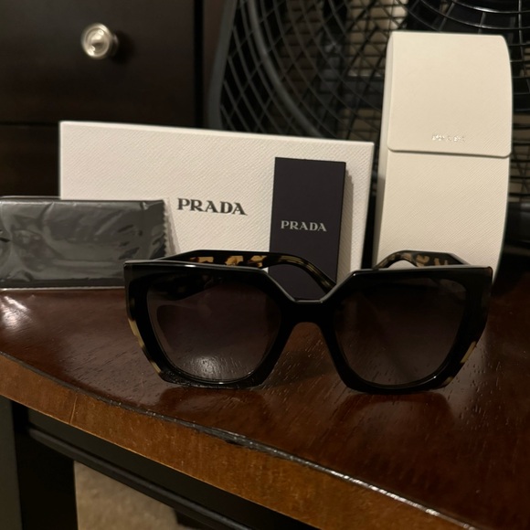 Prada women’s sunglassess - Picture 1 of 7